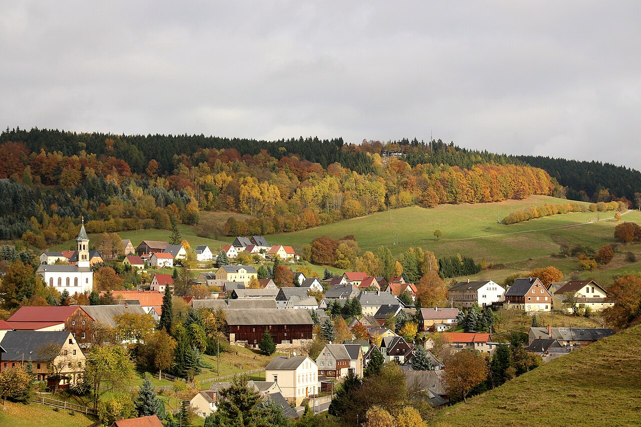 Saupsdorf mit Dorfkirche und herbstlich gefärbtem Wachberg